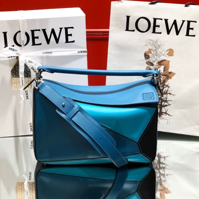 Loewe羅意威 專櫃 最新 獨家現貨新圖 Loewe孔雀藍拼色 PUZZLE中號 美膩膩的新 拼色，迷到電到 迎接聖誕 這樣的色系簡直就是完美 尺寸29*18*12CM,大容量，日常，日常，手機 ，充電寶，錢夾，粉餅，