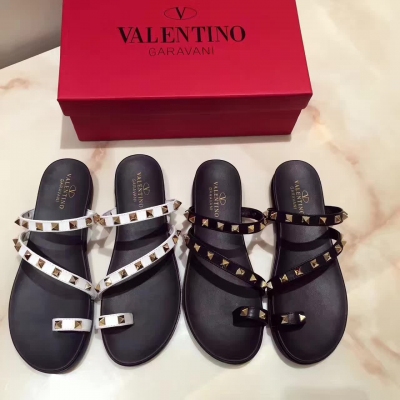 華倫天奴Valentino 17ss最新一字扣夾腳拖鞋，這個夏日值得擁有！原版鉚釘不退色、不氧化，鞋面牛皮，內裡羊皮，雙層組合大底上腳舒適度100% ！