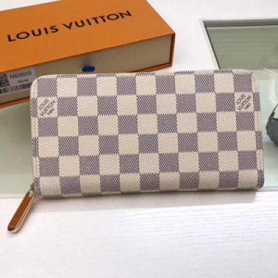 【LV頂級原單】N63503白格粉色 Louis Vuitton路易威登此款充滿個性、極為牢靠的Zippy拉鍊錢夾由Damier Azur帆布裁制而成，色澤鮮亮的拉鍊與皮革內襯充滿豔麗柔美之感。簡約純粹的設計風格，巧妙實