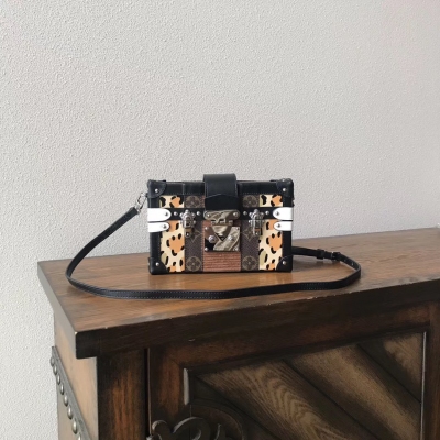 LV PETITE MALLE 手袋 Louis Vuitton M51480 路易威登在2018早秋系列中，女裝藝術總監Nicolas Ghesquière以燈芯絨、Monogram帆布與皮革的精美組合搭配野性的豹紋印