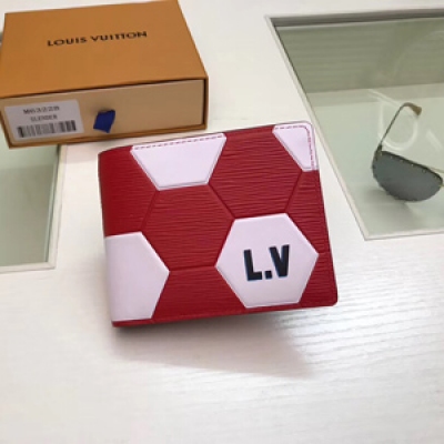 【LV頂級原單】Louis Vuitton M63293黑色短夾 路易威登2018世界盃足球 系列，這款緊湊型口袋錢夾適合希望錢夾擁有多用途的男士。 採用陽剛柔順的皮革材質和低調的首足球印花，可放入信用卡、現金和文件。尺