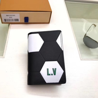【LV頂級原單】Louis Vuitton M63296卡包黑色 路易威登2018世界盃足球 系列，這款緊湊型口袋錢夾適合希望錢夾擁有多用途的男士。 採用陽剛柔順的皮革材質和低調的首足球印花，可放入信用卡、現金和文件。尺