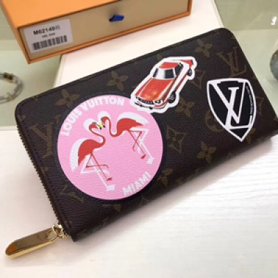 【LV頂級原單】Louis Vuitton M62149粉色 路易威登 MY LV WORLD TOUR 這是一款時尚潮流的zippy拉鍊錢夾 融入超現實主義繪畫與國際大都市元素 。尺寸:19X10，包裝:配包裝盒，專櫃