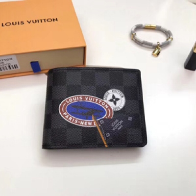 【Louis Vuitton 原版】路易威登N64439 2018 LV League系列，致敬路易威登的往昔與如今。將源自嘉士頓-路易威登私人藏品的經典標籤與懷舊學院風格設計相結合。尺寸小巧而極為實用，可放入任何口袋之