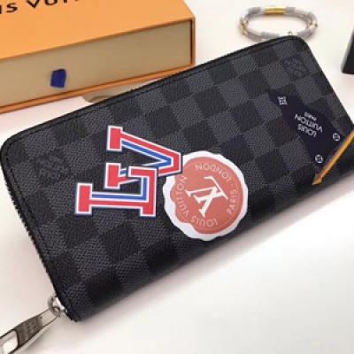 【Louis Vuitton 原版鐳射五金】路易威登N64443 2018 LV League系列，致敬路易威登的往昔與如今。將源自嘉士頓-路易威登私人藏品的經典標籤與懷舊學院風格設計相結合。此款極為實用的Zippy大號