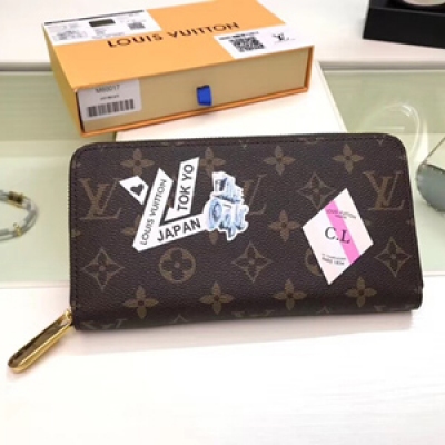 【Louis Vuitton 頂級原單】LV M60017絲印玫紅 MY LV WORLD TOUR 路易威登世界之旅系列設計 一款時尚潮流的短款豆豆錢夾 好多妹子都喜歡這款 小巧玲瓏又好用 實用 背面圖是比薩斜塔圖案 