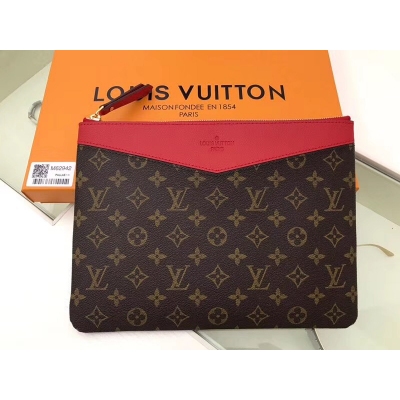 【Louis Vuitton 頂級原單】LV M62942紅色 路易威登此款Daily手袋以標誌性Monogram帆布與細粒紋牛皮展現出對比鮮明、極富個性的摩登風格。容量充盈、功能多樣，輕鬆收納日常必需品，既可單獨攜帶，