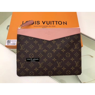 【Louis Vuitton 頂級原單】LV M62942粉色 路易威登此款Daily手袋以標誌性Monogram帆布與細粒紋牛皮展現出對比鮮明、極富個性的摩登風格。容量充盈、功能多樣，輕鬆收納日常必需品，既可單獨攜帶，