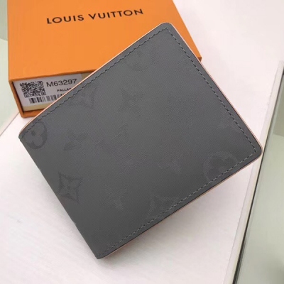 LV路易威登新品！【頂級原單】Louis Vuitton M63297短夾 Monogram Titanium灰色帆布以太空探索為設計靈感來源，是路易威登2018-19秋冬男士時裝秀中的關鍵面料之一。由此面料裁制而成的新