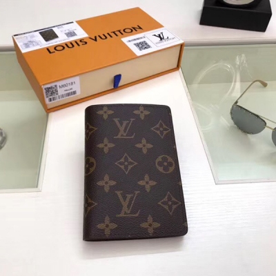 【LV頂級原單】Louis Vuitton M60181老花 路易威登這個Monogram帆布旅遊證件套，除了裝護照，還可放三張信用卡或名片。尺寸:14x10cm，包裝:配包裝盒，專櫃圖片二維碼