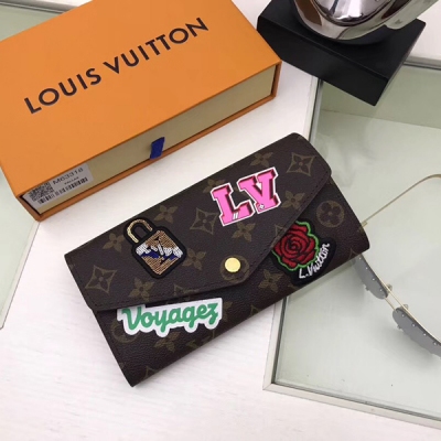 【LV路易威登頂級原單】Louis Vuitton M63318信封錢包 此款2018秋季款Sarah錢夾由Monogram帆布裁制而成，色彩鮮亮的貼飾為這款經典信封式錢夾增添一抹亮色。以掛鎖、LV字母標識等路易威登特色