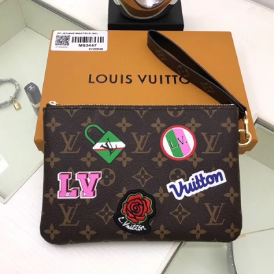 【LV路易威登頂級原單】Louis Vuitton M63447手袋 此款City手袋靈感源自路易威登經典旅行箱，採用Monogram帆布製作而成，飾有印花刺繡貼片，令人想起19世紀末的旅行箱貼紙。可拆卸腕帶為這款百搭包