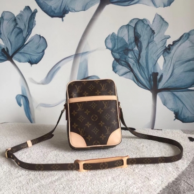 LV路易威登經典挎包 M45266！Louis Vuitton 此款手袋採用monogram帆布與變色皮貼飾，配以肩帶，可斜挎！尺寸15×21×5