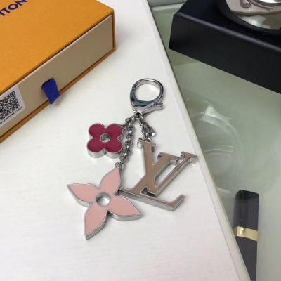 LV路易威登 頂級原單 Louis Vuitton M67119白嚦配藍色 優雅的琺瑯是 Fleur de Monogram 包飾的標誌之一。這款包飾演繹出經典 Monogram 設計的永恆之美，可任意搭配路易威登的各個