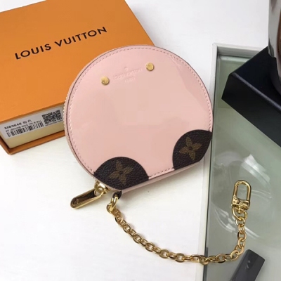 LV路易威登 頂級原單 Louis Vuitton M63848漆皮紫紅零錢包 這款Time Trunk Micro Bo?te Chapeau 零錢包是Time Trunk 系列的作品之一，靈感來源於路易威登2018-