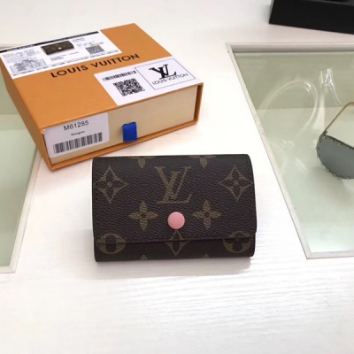 LV路易威登 頂級原單 Louis Vuitton M61285 M60701。M62630 粉色 設計小巧精緻的鑰匙包，設有六個可系扣六把鑰匙的鎖扣。採用Monogram帆布製造，配襯手袋或公事包，既實用又美觀。尺寸: