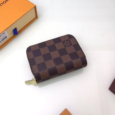 LV路易威登 頂級原單 M58106黑花 Louis Vuitton 此款多功能雙拉鑰匙包、小巧玲瓏！迎合了大眾口味的一款小東西，鑰匙包與零錢包包的組合體、尺寸:10.5x7.0x3.0cm，包裝:盒子