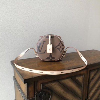 LV路易威登 複刻版 M52294大花 BOITE CHAPEAU 手袋，Louis Vuitton 女裝藝術總監Nicolas Ghesquière以經典帽盒為原型，設計出這款令人夢寐以求的Boite Chapeau手