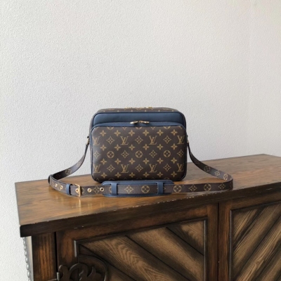 LV路易威登 NIL SLIM 手袋M51477 LOUIS VUITTON 這款Epi貼飾Nil Slim手袋展現趣味內涵 作為品牌經典款式 一直以來都是旅行人士與男士的心愛之物 多彩Epi皮革與Monogram帆布共