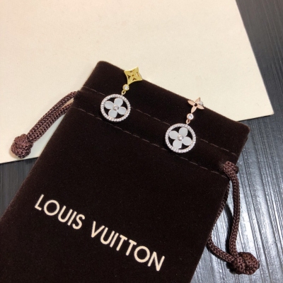 LV路易威登耳釘 琺瑯好像是兩個世界的產物 LOUIS VUITTON 但當他們合二為一的時候 凸顯質感的同時又保留了復古風的魅力 簡約獨特的恰到好處