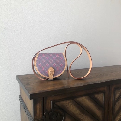 LV路易威登 M55460Tambourin 手袋為小牛皮鋪陳 LOUIS VUITTON Monogram LV Pop 印花的明亮粉調，以繽紛之姿融合經典 Monogram 與 Damier 圖案。印花小牛皮天然牛皮