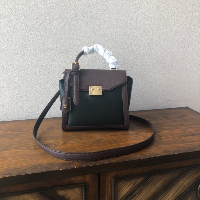 LV路易威登 頂級複刻 M55488 Louis Vuitton 女裝藝術總監Nicolas Ghesquière在2019年秋冬時裝秀上推出此款單提手LV Arch手袋。粒面小牛皮飾邊與磨面小牛皮包身，搭配拱形提手與金