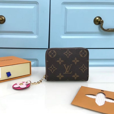 LV LOUIS VUITTON路易威登 頂級原單 M68332圓花朵 玫紅 追隨路易威登 Blooming Flowers 主題 以 Monogram 帆布塑造緊湊構型 一朵 Monogram ，花卉棲身拉鍊頭 廣口設