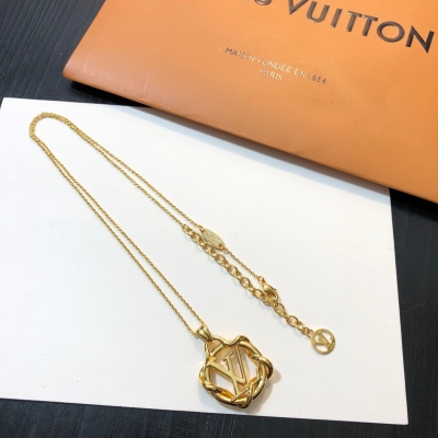 LV LOUIS VUITTON 路易威登 設計搭配黃銅五金，以菱形圖案組成，紋路細膩飽滿！復古個性、柔韌而優雅、百搭時尚，妥妥虜獲一眾時尚達人項鏈、耳釘