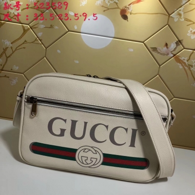 【Gucci 古馳】 Gucci新款。 男士全牛皮復古標識印花挎包. 靈感源自八十年代的復古印花，將Gucci標識引領至時尚前沿。復古風格圖案在中號檔袋正面精彩呈現，以柔軟的織紋皮革精心打造。型號: 523589。尺寸：