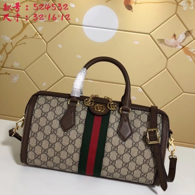 【Gucci 古馳】 Gucci新款 沉浸在復古情懷之中，Ophidia家族迎來手提包，方正的造型讓人聯想到復古的設計。GG Supreme高級人造帆布材質，點綴紅綠織帶等品牌最富特色的經典元素，體現出對品牌馬術本源的致