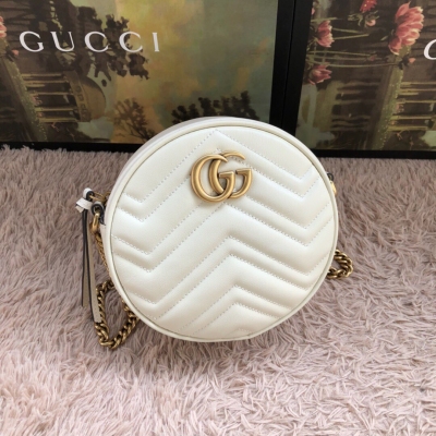 Gucci古馳 十年打造專業GUCCI 市場頂級獨家控貨，專櫃品質 採用進口牛皮，原廠五金！精緻做工。 獨家實物拍照 品質如圖可見 。款號：550154。尺寸：18*18*5