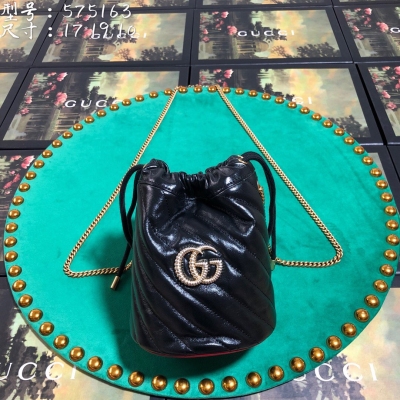 Gucci古馳 新款。市場頂級獨家控貨，專櫃品質 採用進口牛皮，原廠五金！精緻做工。 獨家實物拍照 品質如圖可見。款號: 575163。尺寸：19*17。顏色：黑紅。