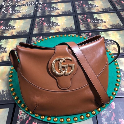 Gucci古馳 新款。市場頂級獨家控貨，專櫃品質 採用進口牛皮，原廠五金！精緻做工。 獨家實物拍照 品質如圖可見。款號: 568857。尺寸：寬30*高25*側寬6。顏色：焦糖色。