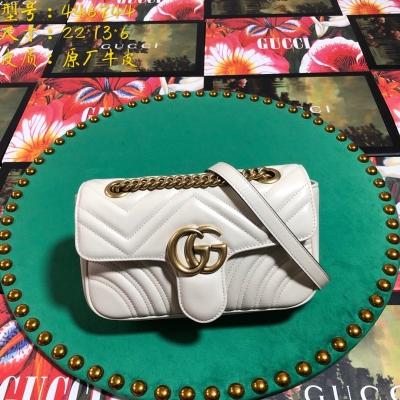 Gucci古馳 Marmont 義大利原廠皮 令人欲罷不能的Gucci美包你收了嗎？GG Marmont系列，優雅精巧的設計可是俘獲了不少少女的芳心！同時也是全球達人必備的百搭單品！超級贊！型號：446744。尺寸：22