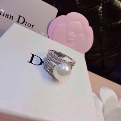 美美五線珍珠戒指，925銀材質鑲嵌圓 潤貝珠 高貴時尚