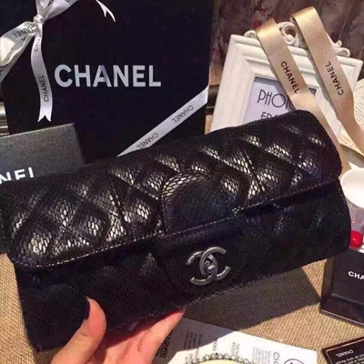 Chanel小香2015春夏最新款，專櫃同步[呲牙]此款都是用蛇紋做成，這麼高檔的包轉圖必有人買，世間少有的毒物尺寸：27*14*5