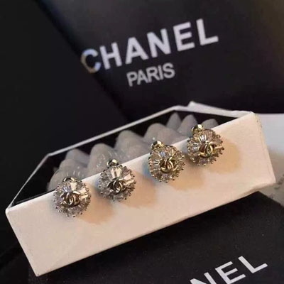 香奈兒CHANEL2015專櫃單鑽耳環，微鑲鉑金雙C鑽耳環，超級氣質款，女神必備，美麗無比！