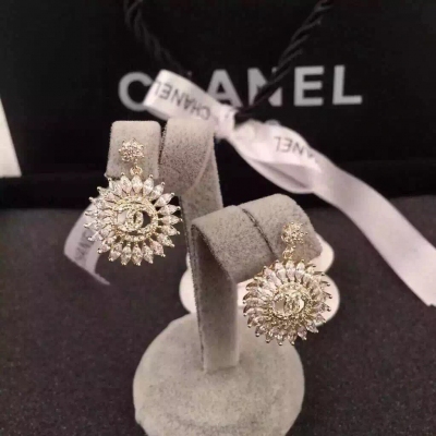 Chanel香奈兒氣質高雅耳釘，戴上效果很別致高密度鑲鑽處理  進口鋯石 各種氣質各種仙太完美