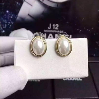 喜歡這樣簡單的耳環，香奈兒專櫃款，原版金色電鍍，耳釘尺寸約1.4*1.7cm