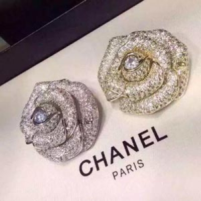 頂級原廠Chanel 3D立體玫瑰花最新胸針現僅海外專櫃有售形狀各異再巧妙注入個靈動飄逸的茶花圖形其強勁張力足夠耀眼～獨家義大利厚金高電鍍，轟炸吧～