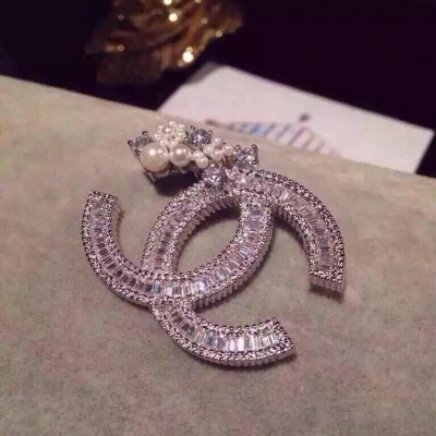 Chanel......最高版本....微鑲方鑽鉑金電鍍.鋯石鑲嵌.方鑽右腳珠胸針完美品質！