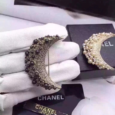 Chanel......一比一 月牙新品 月亮滿鑽大小米珠胸針完美品質！