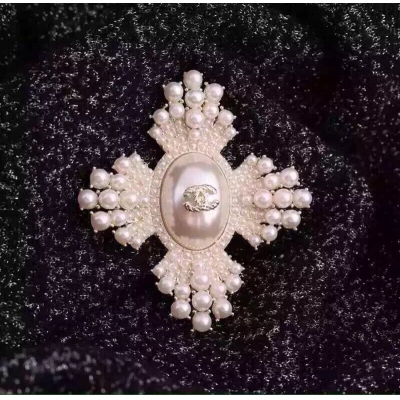 實拍【專櫃款】奢華大牌Chanel香奈兒新款復古風精緻系列十字花珍珠胸針 一比一精緻做工 原版金色電鍍！！店裡也有套裝的項鍊推薦！！！