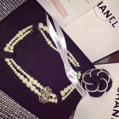 法國原廠 Chanel家標誌性的山茶花標誌 萬千女性的摯愛元素 優雅與氣質的象徵 糅合了珍珠與水鑽的點綴 看一眼便無法忘懷