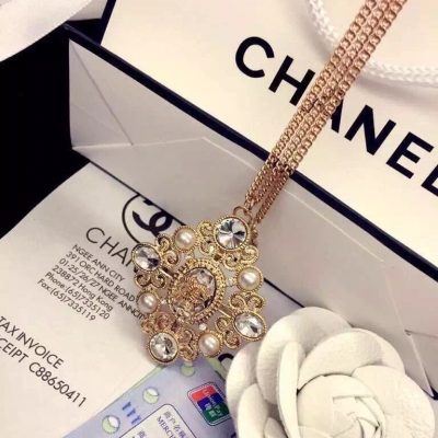 創始人Coco Chanel（原名：Gabrielle Bonheur Chanel ；中文名：加布裡埃·可哥·香奈兒）于1910年在法國巴黎創立香奈兒品牌！中長款項鍊菱形吊墜！