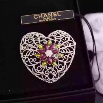 Chanel香奈兒2015年金秋新款蕾絲系列復古風形胸針 兩色入 原版色電鍍 一比一精緻做工 搶購中【材質】優質合金銅 滴油【工藝】爐內鍍金 持久不褪色【尺寸】胸針直徑約4.9CM。