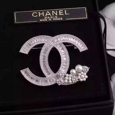 【專櫃款】時尚魔頭Chanel香奈兒鋯石雙C不對稱設計胸針 很閃亮的 你值得擁有！！
