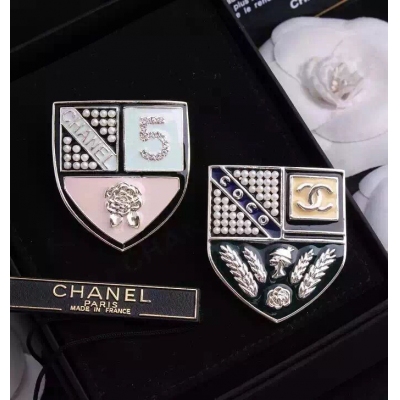 【專櫃款】奢華大牌Chanel香奈兒2015新款中性風耳環 原版金色電鍍 一比一做工 【材質】優質合金銅 滴油 米珠 【工藝】爐內鍍厚金 持久不褪色 【尺寸】耳環高約4CM，寬約1.9CM