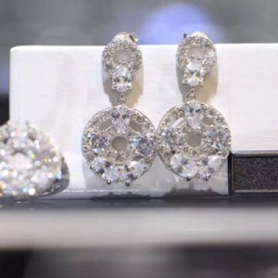 925純銀 CHANEL小香中國元素耳環戒指高端品質 珠寶工藝打造  採用進口莫桑石  光芒四射炫麗奪目 獨一無二的設計  還等什麼呢？