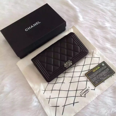 原板Chanel 最新款綿皮對折款，色五金，八個卡位，專櫃防虛擬碼，尺寸：19-11-3